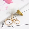 Détail d'un porte-clés cornet de glace en fausse fourrure avec fermoir doré et boule blanche - Crème Glacée + Fermoir Doré / Blanc