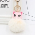 Détail du porte-clés chat en cuir rose avec pompon en fausse fourrure crème et fermoir doré - Blanc Cassé