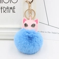 Détail du charm chat en cuir PU rose avec un pompon en fausse fourrure bleue douce - Rose bonbon