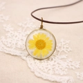 Collier artisanal en résine avec marguerite séchée et fil doré sur cordon brun - Série de Fleurs Pressées Réelles / Jaune foncé