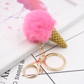 Gros plan sur porte-clés cornet de glace en fourrure rose avec détails en métal doré - Crème Glacée + Fermoir Doré / Rose rouge