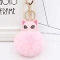 Detailansicht vom pinken Katzen-Schlüsselanhänger mit Goldverschluss und PU-Nähten - Hellrosa