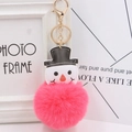 Gros plan du porte-clés bonhomme de neige en fausse fourrure rose avec fermoir doré - Rouge pastèque