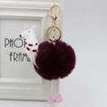 Dettaglio macro del portachiavi alpaca di peluche con pelliccia bordeaux e chiusura dorata - 8cm Pelliccia di Coniglio Sintetica / viola-rosso