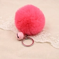 Dettaglio macro di un pompon in finta pelliccia fucsia con campanellino rosa e anello d'argento - Pelliccia Sintetica 8cm Con Campanello / Rosso Anguria