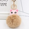 Détail de porte-clés chat en cuir rose avec pompon doux et anneau doré brillant - Khaki