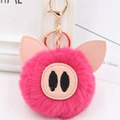 Gros plan d'un porte-clés cochon en peluche rose avec oreilles en cuir et fermoir doré - Style Chaîne De Clé Or / Rouge Rose