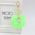 Dettaglio del portachiavi con pompon verde neon con ballerina di strass e gancio dorato - 8cm Pelliccia Sintetica / Verde Fluorescente