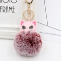 Détail de la tête de chat en cuir PU rose avec un gros pompon en peluche rouge bordeaux - Bicolore Rouge Vin