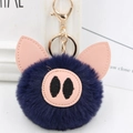 Détail d'un porte-clés cochon en peluche bleue avec oreilles en cuir rose et fermoir doré - Style Chaîne De Clé Or / Bleu Marine