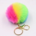Regenbogen-Schlüsselanhänger aus Kunstfell mit hochwertigem Gold-Karabiner für Taschen - Gestreift Mehrfarbig