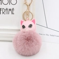 Détail d'un porte-clés chat en cuir PU rose avec pompon en fausse fourrure et fermoir doré - Vieux Rose