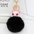 Détail de pendentif chat rose avec pompon noir et fermoir mousqueton en métal doré - Noir