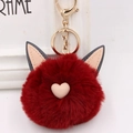 Détail du porte-clés oreilles de lapin bordeaux avec cœur rose et fermoir doré brillant - Style Chaîne De Clé Or / Bordeaux