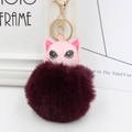 Détail du pendentif chat rose en PU avec pompon en peluche bordeaux et fermoir doré - Rouge Pourpre