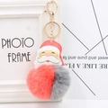 Détail du porte-clés Père Noël avec pompon en fourrure rouge et gris et fermoir doré - Orange-rouge + Gris