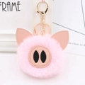 Gros plan sur un porte-clés cochon en peluche rose avec crochet doré et cuir souple - Style Chaîne De Clé Or / Rose Clair