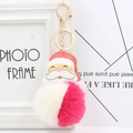 Détail du porte-clés Père Noël avec pompon en peluche bicolore et fermoir doré chic - Rose Rouge + Blanc Cassé