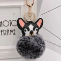 Detail eines flauschigen grauen Pompons und Bulldoggen-Schlüsselanhängers aus Kunstleder - Goldene 8-Form Kette / Zweifarbig Schwarz-Schwarz