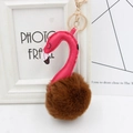 Dettaglio ravvicinato di un portachiavi a fenicottero di peluche con gancio dorato di lusso - Marrone e Rosa