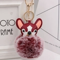 Detail eines kreativen PU-Bulldogge-Schlüsselanhängers mit burgunderrotem Kunstfell-Pompon - Goldene 8-Form Kette / Zweifarbig Rot-Rot