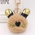 Gros plan du porte-clés lapin en peluche kaki avec oreilles de chat dorées et détails - Khaki