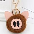 Détail du porte-clés cochon en peluche avec fausse fourrure brune et oreilles en PU rose - Style Chaîne De Clé Or / Marron