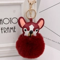 Detailansicht von dunkelrotem PU-Leder Bulldogge-Kopf und flauschigem Kunstpelz-Schlüsselanhänger - Goldene 8-Form Kette / Weinrot-Rot