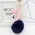 Dettaglio portachiavi fenicottero con collo in pelle rosa e pompon blu scuro - Blu Navy e Rosa
