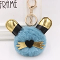 Détail d'un porte-clés chat en peluche bleue avec accents cœur doré et fermoir - Bleu sarcelle