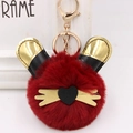 Détail d'un porte-clés chat en fausse fourrure rouge avec oreilles en cuir et fermoir doré - Bordeaux