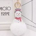 Details zum Schneemann-Schlüsselanhänger mit weißem Kunstfell-Pompon und Goldring - Weiß