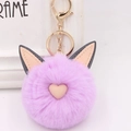 Détail d'un porte-clés pompon en fausse fourrure violette avec oreilles de chat et cœur rose - Style Chaîne De Clé Or / Violet Taro
