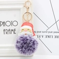 Détail du porte-clés Père Noël avec pompon en fourrure violette et fermoir doré brillant - Violet Bicolore