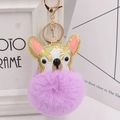 Detail eines kreativen Bulldoggen-Schlüsselanhängers mit lila Kunstpelz und Golddekor - Goldene 8-Form Kette / Taro-Lila-Gold
