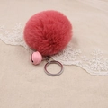 Dettaglio di un portachiavi con pompon in ecopelliccia rosa e campanellino in metallo - Pelliccia Sintetica 8cm Con Campanello / Rosa Antico