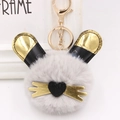 Détails d'un porte-clés lapin en peluche grise avec oreilles de chat métalliques - Gris clair