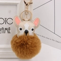 Detail eines süßen Bulldoggen Schlüsselanhängers aus PU mit braunem Plüschball - Goldene 8-Form Kette / Kaffee-Khaki