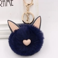 Détail du porte-clés chat en peluche bleu marine avec nez cœur rose et fermoir doré - Style Chaîne De Clé Or / Bleu Marine