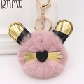 Detalle del llavero de peluche rosa con orejas negro-oro y cierre metálico - Rosa Viejo