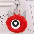 Detailopname van een rode harige monster sleutelhanger met grijze hoorns en sluiting - Rood