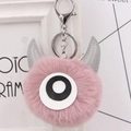 Detail van roze harige monster sleutelhanger met enkel oog en zilveren metalen haak - Oudroze