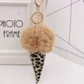 Dettaglio portachiavi a forma di gelato con pompon di pelliccia e cono a macchia leopardata - Stile Catena Portachiavi Oro / Cachi
