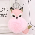 Primer plano del llavero de zorro de peluche rosa y blanco con anillo de metal plateado - Llavero Plateado / Rosa Claro