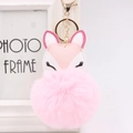Dettaglio di un portachiavi a pompon in finta pelliccia rosa con testa di volpe in pelle - Rosa Chiaro