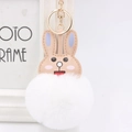 Dettaglio portachiavi a coniglio con pompon bianco di pelliccia sintetica e gancio dorato - Bianco