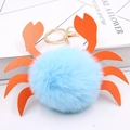 Vue détaillée du porte-clés crabe en fausse fourrure bleu ciel et similicuir orange - Bleu clair