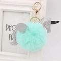 Détail d'un porte-clés licorne en peluche vert menthe avec ailes argentées et fermoir doré - Style Chaîne De Clé Or / Vert menthe