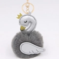 Detailansicht Schwan-Schlüsselanhänger aus grauem Kunstfell mit silbernem Kunstleder - Schwanenform / Dunkelgrau-Silber