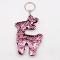 Llavero de animal con lentejuelas rosa púrpura con aro de plata en fondo blanco - Perro/Alpaca / Rosa